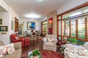 Casa à venda com 527m², 3 dormitórios, 1 suíte, 4 vagas, no bairro Jardim Isabel em Porto Alegre