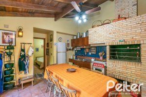 Casa à venda com 527m², 3 dormitórios, 1 suíte, 4 vagas, no bairro Jardim Isabel em Porto Alegre