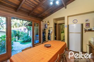 Casa à venda com 527m², 3 dormitórios, 1 suíte, 4 vagas, no bairro Jardim Isabel em Porto Alegre