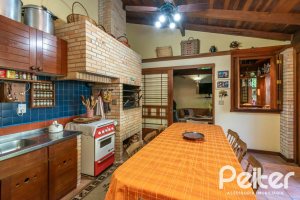 Casa à venda com 527m², 3 dormitórios, 1 suíte, 4 vagas, no bairro Jardim Isabel em Porto Alegre