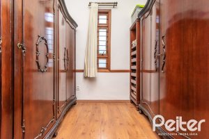 Casa à venda com 527m², 3 dormitórios, 1 suíte, 4 vagas, no bairro Jardim Isabel em Porto Alegre