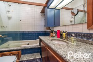 Casa à venda com 527m², 3 dormitórios, 1 suíte, 4 vagas, no bairro Jardim Isabel em Porto Alegre