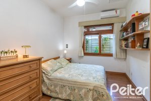 Casa à venda com 527m², 3 dormitórios, 1 suíte, 4 vagas, no bairro Jardim Isabel em Porto Alegre