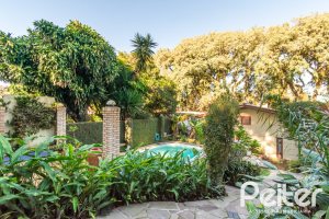 Casa à venda com 527m², 3 dormitórios, 1 suíte, 4 vagas, no bairro Jardim Isabel em Porto Alegre