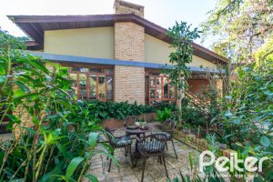 Casa à venda com 527m², 3 dormitórios, 1 suíte, 4 vagas, no bairro Jardim Isabel em Porto Alegre