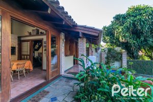 Casa à venda com 527m², 3 dormitórios, 1 suíte, 4 vagas, no bairro Jardim Isabel em Porto Alegre