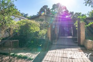 Casa à venda com 527m², 3 dormitórios, 1 suíte, 4 vagas, no bairro Jardim Isabel em Porto Alegre