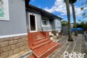 Casa à venda com 285m², 3 dormitórios, 2 vagas, no bairro Nonoai em Porto Alegre