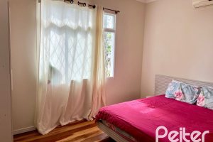 Casa à venda com 285m², 3 dormitórios, 2 vagas, no bairro Nonoai em Porto Alegre