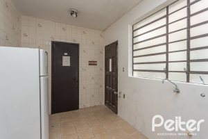 Casa à venda com 719m², 4 dormitórios, 1 suíte, 3 vagas, no bairro Vila Assunção em Porto Alegre