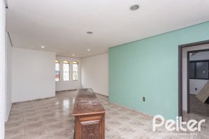 Casa à venda com 719m², 4 dormitórios, 1 suíte, 3 vagas, no bairro Vila Assunção em Porto Alegre