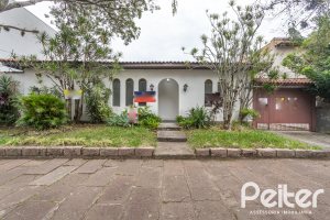 Casa à venda com 719m², 4 dormitórios, 1 suíte, 3 vagas, no bairro Vila Assunção em Porto Alegre