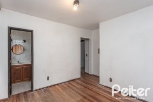 Casa à venda com 719m², 4 dormitórios, 1 suíte, 3 vagas, no bairro Vila Assunção em Porto Alegre