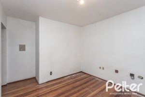 Casa à venda com 719m², 4 dormitórios, 1 suíte, 3 vagas, no bairro Vila Assunção em Porto Alegre