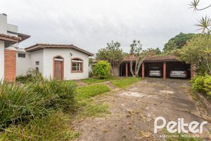 Casa à venda com 719m², 4 dormitórios, 1 suíte, 3 vagas, no bairro Vila Assunção em Porto Alegre