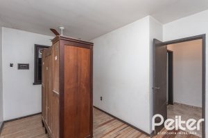 Casa à venda com 719m², 4 dormitórios, 1 suíte, 3 vagas, no bairro Vila Assunção em Porto Alegre