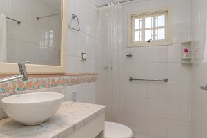 Casa à venda com 102m², 2 dormitórios, 2 suítes, 1 vaga, no bairro Ipanema em Porto Alegre