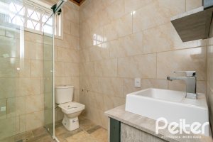 Casa à venda com 326m², 2 dormitórios, 1 suíte, 2 vagas, no bairro Ipanema em Porto Alegre