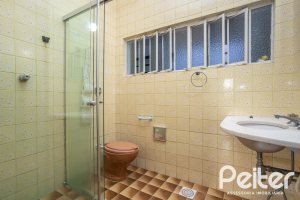 Casa à venda com 948m², 3 dormitórios, 1 suíte, 3 vagas, no bairro Vila Assunção em Porto Alegre