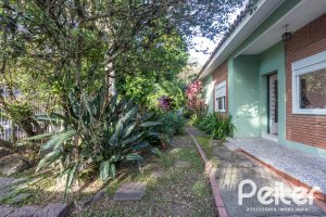 Casa à venda com 948m², 3 dormitórios, 1 suíte, 3 vagas, no bairro Vila Assunção em Porto Alegre