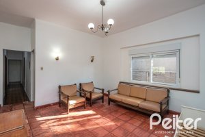 Casa à venda com 948m², 3 dormitórios, 1 suíte, 3 vagas, no bairro Vila Assunção em Porto Alegre
