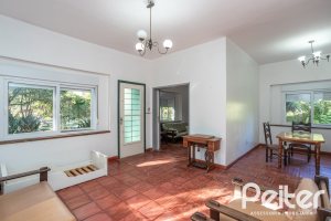 Casa à venda com 948m², 3 dormitórios, 1 suíte, 3 vagas, no bairro Vila Assunção em Porto Alegre