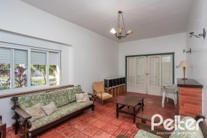 Casa à venda com 948m², 3 dormitórios, 1 suíte, 3 vagas, no bairro Vila Assunção em Porto Alegre