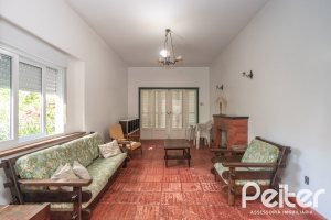 Casa à venda com 948m², 3 dormitórios, 1 suíte, 3 vagas, no bairro Vila Assunção em Porto Alegre