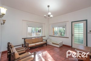 Casa à venda com 948m², 3 dormitórios, 1 suíte, 3 vagas, no bairro Vila Assunção em Porto Alegre