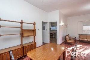Casa à venda com 948m², 3 dormitórios, 1 suíte, 3 vagas, no bairro Vila Assunção em Porto Alegre