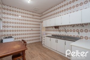 Casa à venda com 948m², 3 dormitórios, 1 suíte, 3 vagas, no bairro Vila Assunção em Porto Alegre