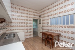 Casa à venda com 948m², 3 dormitórios, 1 suíte, 3 vagas, no bairro Vila Assunção em Porto Alegre