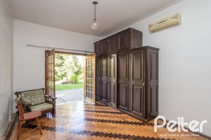 Casa à venda com 948m², 3 dormitórios, 1 suíte, 3 vagas, no bairro Vila Assunção em Porto Alegre