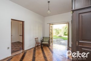 Casa à venda com 948m², 3 dormitórios, 1 suíte, 3 vagas, no bairro Vila Assunção em Porto Alegre