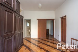 Casa à venda com 948m², 3 dormitórios, 1 suíte, 3 vagas, no bairro Vila Assunção em Porto Alegre