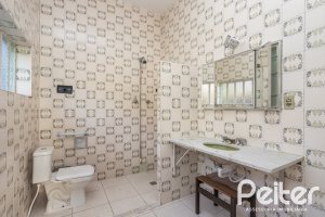 Casa à venda com 948m², 3 dormitórios, 1 suíte, 3 vagas, no bairro Vila Assunção em Porto Alegre