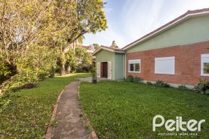 Casa à venda com 948m², 3 dormitórios, 1 suíte, 3 vagas, no bairro Vila Assunção em Porto Alegre