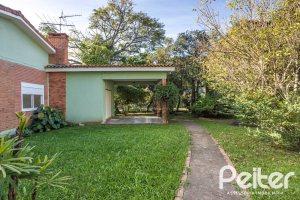 Casa à venda com 948m², 3 dormitórios, 1 suíte, 3 vagas, no bairro Vila Assunção em Porto Alegre