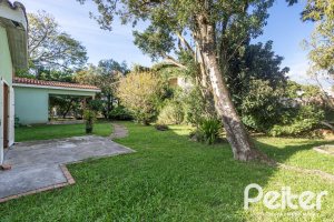 Casa à venda com 948m², 3 dormitórios, 1 suíte, 3 vagas, no bairro Vila Assunção em Porto Alegre