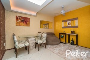 Casa em Condomínio à venda com 102m², 2 dormitórios, 1 suíte, 1 vaga, no bairro Guarujá em Porto Alegre