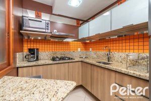 Casa em Condomínio à venda com 102m², 2 dormitórios, 1 suíte, 1 vaga, no bairro Guarujá em Porto Alegre