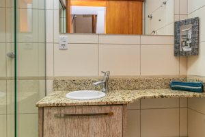 Casa em Condomínio à venda com 102m², 2 dormitórios, 1 suíte, 1 vaga, no bairro Guarujá em Porto Alegre