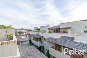 Casa em Condomínio à venda com 102m², 2 dormitórios, 1 suíte, 1 vaga, no bairro Guarujá em Porto Alegre