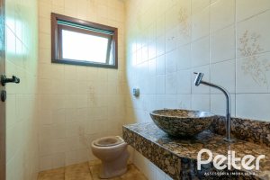 Casa à venda com 493m², 4 dormitórios, 1 suíte, 6 vagas, no bairro Ipanema em Porto Alegre