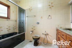 Casa à venda com 493m², 4 dormitórios, 1 suíte, 6 vagas, no bairro Ipanema em Porto Alegre