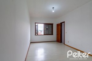 Casa à venda com 493m², 4 dormitórios, 1 suíte, 6 vagas, no bairro Ipanema em Porto Alegre
