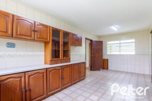 Casa à venda com 493m², 4 dormitórios, 1 suíte, 6 vagas, no bairro Ipanema em Porto Alegre