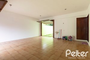 Casa à venda com 493m², 4 dormitórios, 1 suíte, 6 vagas, no bairro Ipanema em Porto Alegre
