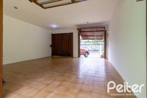 Casa à venda com 493m², 4 dormitórios, 1 suíte, 6 vagas, no bairro Ipanema em Porto Alegre