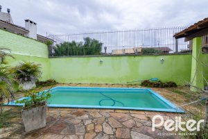 Casa à venda com 493m², 4 dormitórios, 1 suíte, 6 vagas, no bairro Ipanema em Porto Alegre